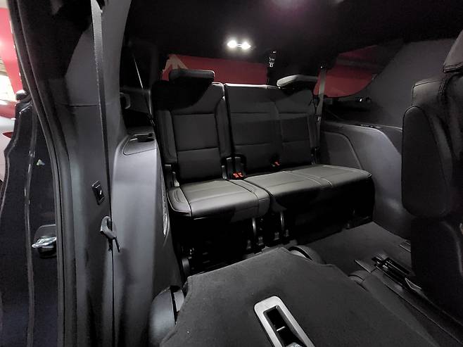 쉐보레 타호 하이컨트리의 3열은 무릎공간이 넉넉해 성인이라도 장거리 이동에 불편함이 없다. [원호연 기자]