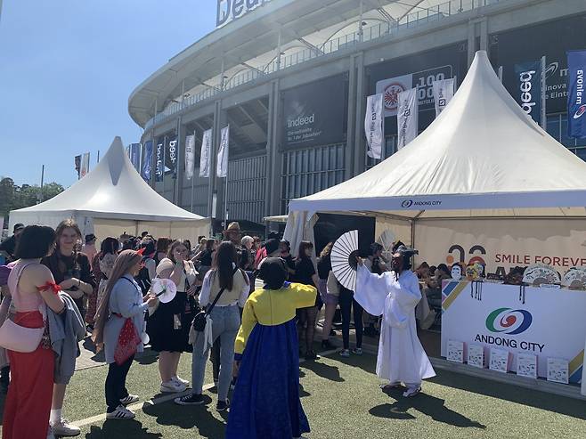 안동시 관계자가 하회탈을 쓴 채 K컬쳐를 소개하고 있다.