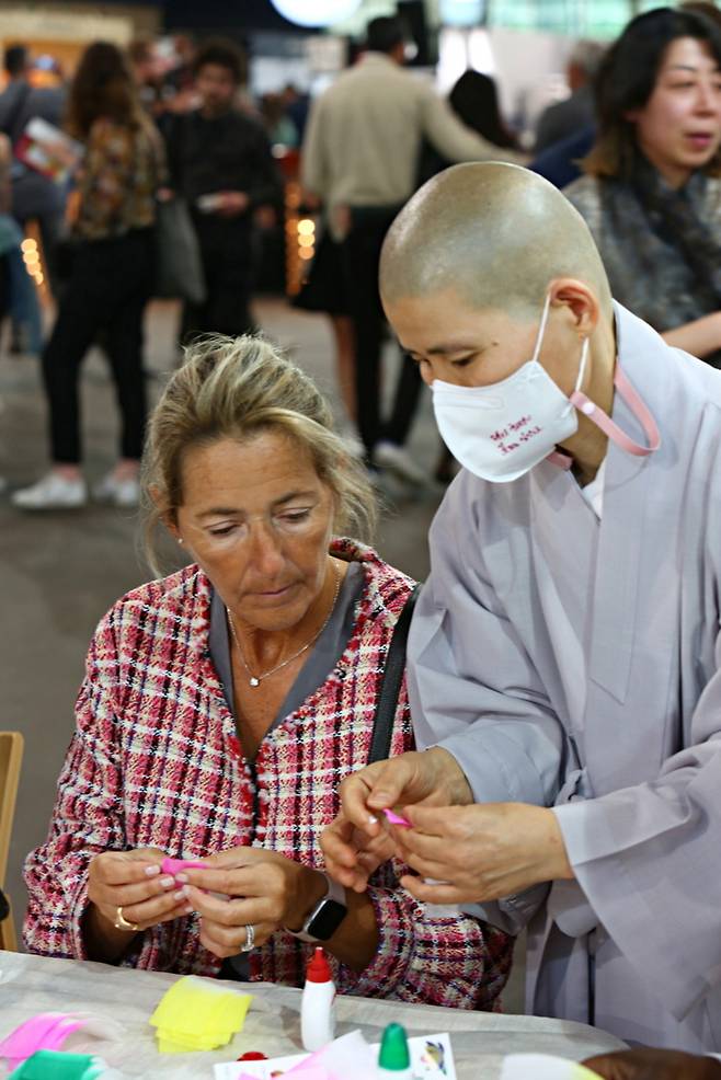 [서울=뉴시스] 프랑스 파리 그랑 펠레에서 열린 '테이스트 오브 파리 중 한국 사찰음식 체험 행사 전경 (사진=한국불교문화사업단 제공?) 2022.05.15. photo@newsis.com *재판매 및 DB 금지