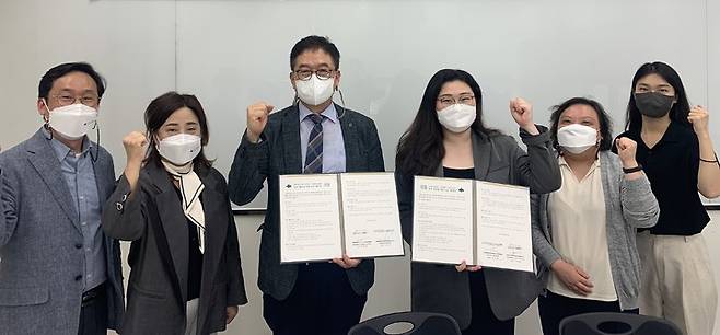 이영환(왼쪽 협약서) 산학부총장 겸 LINC3.0사업단장과 우수정 센터장 *재판매 및 DB 금지