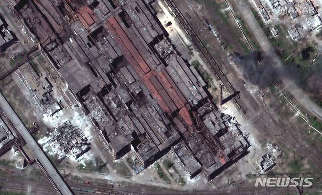 [마리우폴=AP/뉴시스] 막사르 테크놀로지가 제공한 위성 사진에 12일(현지시간) 우크라이나 마리우폴에 있는 아조우스탈 제철소가 파괴된 모습이 보인다. 2022.05.13.