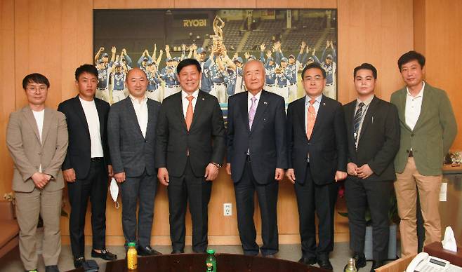 허구연 KBO 총재와 KBO를 방문한 태영호 국회의원, 권영해 전 KBO 총재 및 새한반도야구회 관계자들. KBO 제공