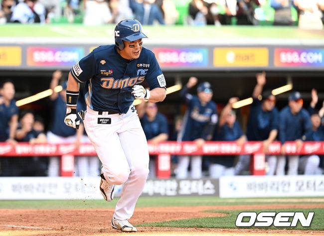 [OSEN=인천, 이대선 기자] 15일 오후 인천 SSG 랜더스필드에서 '2022 신한은행 SOL KBO 리그' SSG 랜더스와 NC 다이노스의 경기가 열렸다.9회초 무사 1,3루에서 NC 이명기가 우전 적시 2루타를 치고 그라운드를 달리고 있다. 2022.05.15 /sunday@osen.co.kr