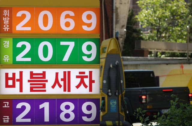 ▲15일 서울시내 한 주유소에 휘발유와 경유 판매가격이 써붙어 있다. 한국석유공사 유가정보 사이트인 오피넷에 따르면 지난 11일 전국 평균 경유 가격은 1천947.6원을 기록하며 휘발유 가격을 14년 만에 역전했다. 친환경차 인기에 경윳값 고공행진까지 맞물리면서 소비자들의 경유차 외면 현상도 나타나고 있다. ⓒ연합뉴스