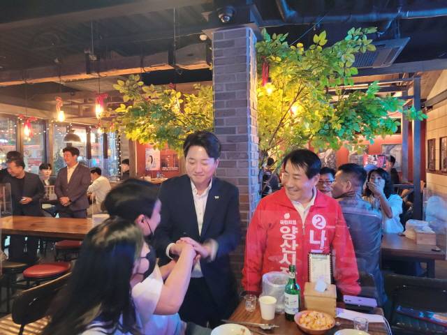 ▲이준석 대표는 지난 14일 저녁 8시께 양주동 젊음의 거리에서 청년 50명과 치맥을 하는 자리에서 나동연 후보 지지를 호소하고 있다.ⓒ프레시안(석동재)