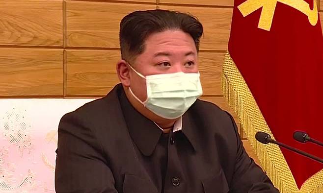 북한 노동당 중앙위원회 정치국이 최대비상방역체계의 가동실태를 점검하고 정치실무적 대책들을 보강하기 위해 지난 14일 당 중앙위원회 본부청사에서 협의회를 소집했다고 북한 조선중앙TV가 14일 보도했다. 김정은 북한 국무위원장이 마스크를 착용하고 보고를 청취하고 있다. 조선중앙TV 캡처