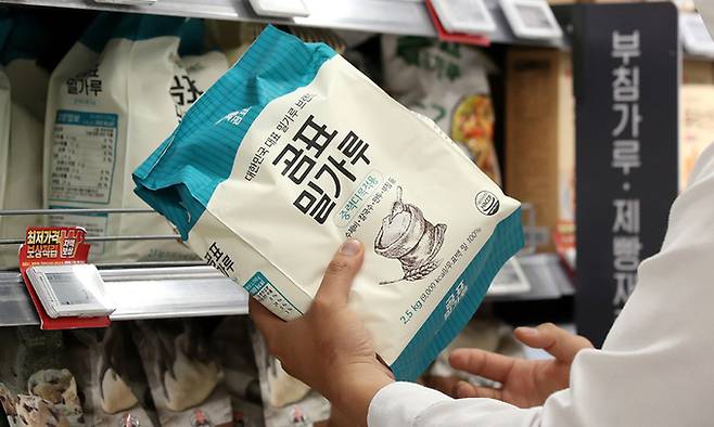 15일 서울의 한 대형마트에 밀가루가 진열되어 있다. 지난 14일 인도는 식량 안보를 명분으로 밀 수출을 전격 금지했다. 인도는 세계 밀 생산량 2위 국가다. 인도의 밀 수출 금지 발표로 전 세계 밀가룻값이 더 오를 것으로 예상된다.&nbsp; &nbsp;뉴스1