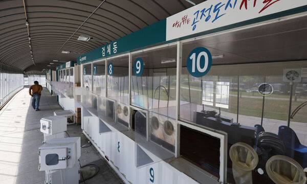 서울 서대문구 독립문광장 선별검사소에서 관계자들이 시설물을 철거하고 있다. 연합뉴스