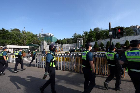 집무실 앞 집회 대비하는 경찰들 - 14일 성소수자 차별 반대 행진이 예정된 용산 대통령 집무실 앞에 경찰 병력이 준비를 하고 있다. 2022.5.14 연합뉴스