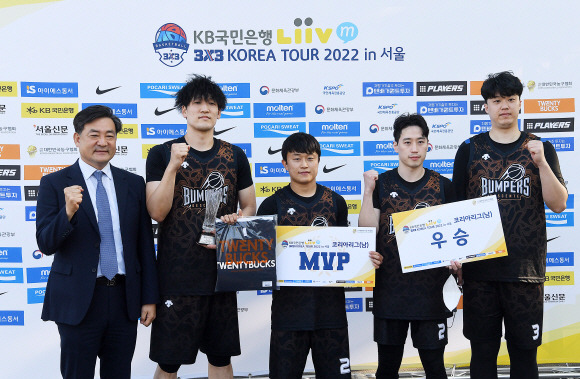 15일 서울 송파구 올림픽공원 내 3x3 전용코트에서 열린 KB국민은행 Liiv M 3x3 코리아투어 2022 1차 서울대회, 남자부 리그 우승을 차지한 데상트범퍼스가 우승 트로피를 전달받은 후 기념촬영을 하고 있다. 2022.5.15 오장환 기자