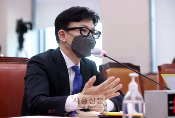 한동훈 법무부장관 후보자가 9일 서울 여의도 국회에서 열린 인사청문회에서 의원 질의에 답변하고 있다. 2022.05.09 김명국 기자