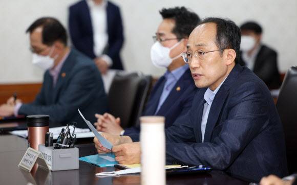 추경호, 경제장관 간담회 발언 - 추경호 경제부총리 겸 기획재정부 장관이 15일 서울 종로구 정부서울청사에서 열린 경제장관 간담회에서 발언하고 있다. 2022.5.15. 연합뉴스
