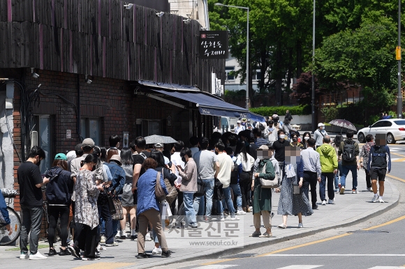 - 청와대가 시민에게 개방된 뒤 첫 주말을 맞은 15일 서울 종로구 삼청동의 한 식당 앞에 손님들이 길게 줄을 서 있다. 이날 하루에만 4만명에 달하는 관람객이 청와대 인근을 찾아 삼청동과 효자동, 통의동 일대 식당가에 모처럼 활기가 돌았다. 주변 상인들은 청와대 개방 효과를 실감한다고 입을 모았다. 오장환 기자