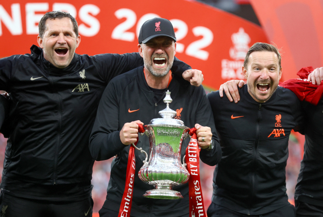 위르겐 클롭(가운데) 감독이 리버풀을 FA컵 우승으로 이끈 뒤 환호하고 있다. /로이터연합뉴스