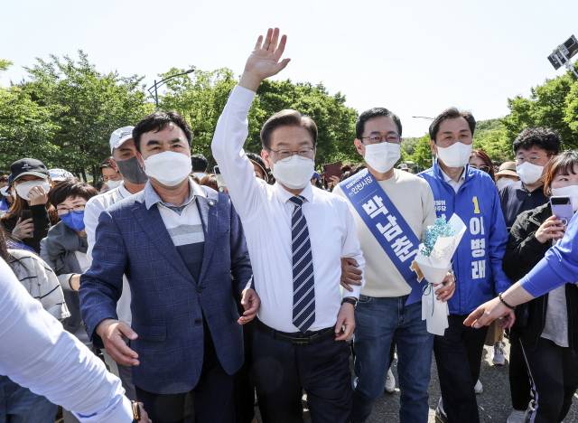 인천 계양을 국회의원 보궐선거에 출마한 더불어민주당 이재명 총괄선거대책위원장이 15일 인천시 남동구 인천대공원을 찾아 시민들에게 인사하고 있다. 연합뉴스