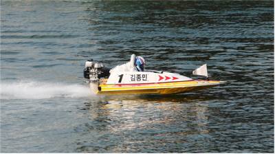 김종민(2기) 선수가 경정 역사상 처음으로 개인 통산 500승을 달성하며 결승선을 통과하고 있다.