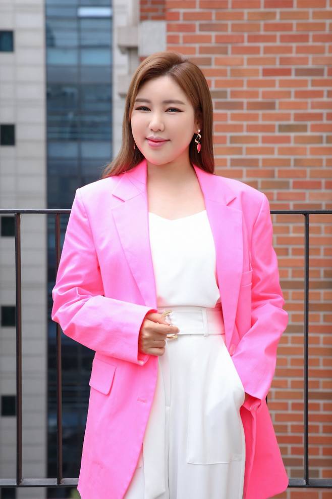 전국투어 콘서트를 앞둔 송가인 , 사진 포켓돌스튜디오.