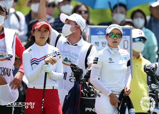박민지(오른쪽)가 15일 경기 용인 수원CC에서 열린 KLPGA 투어 NH투자증권 레이디스 챔피언십 최종라운드 4번홀에서 국가대표 후배 황유민과 티샷을 준비하고 있다. ㅣKLPGA 제공