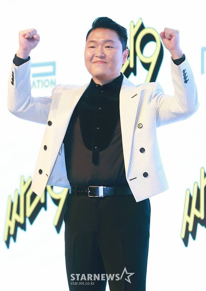 가수 싸이(PSY)가 29일 오후 서울 영등포구 페어몬트 앰배서더 서울에서 진행된 정규 9집 '싸다9' 발매기념 청음회에 참석해 포즈를 취하고 있다.  '싸이의 다채로운 9집'이라는 뜻을 갖고 있는 이번 앨범 '싸다9'는 '방탄소년단'(BTS) 멤버 슈가와 함께 공동 프로듀싱, 작사·작곡·편곡한 타이틀 곡 '댓 댓'(That That)을 비롯한 총 12곡이 수록됐다. /2022.04.29 /사진=이동훈 기자 photoguy@