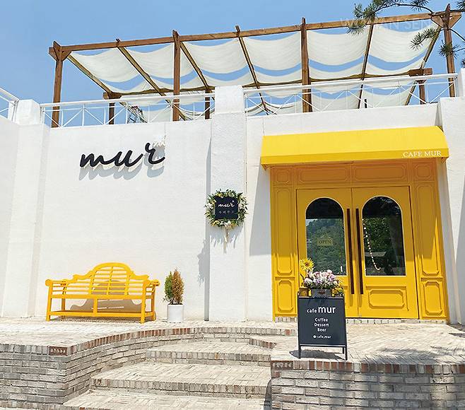 카페무르의 외관. 노란 정문이 눈에 띈다.