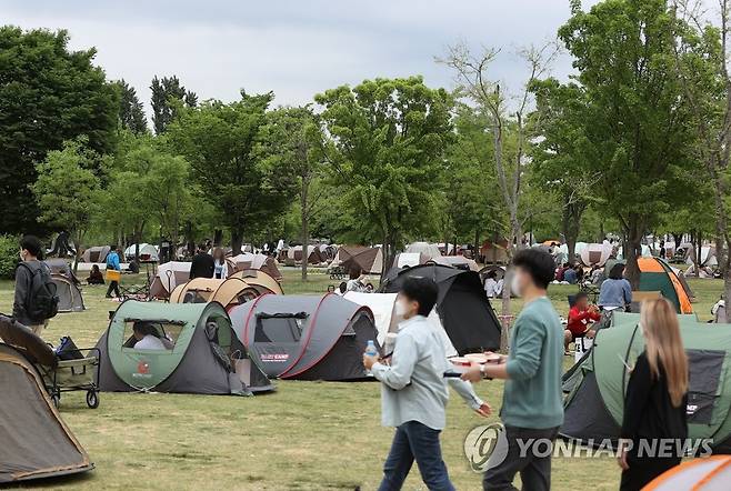 텐트로 가득한 한강공원 [연합뉴스 자료 사진]