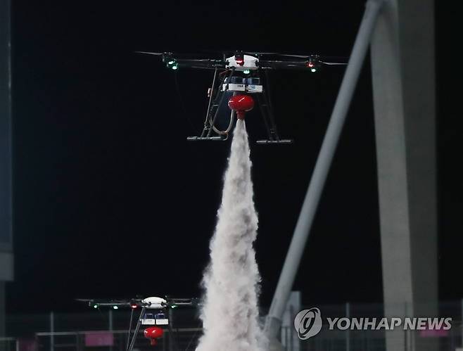 소화용 분말 분사하는 소방드론 시범 비행 [촬영 김상연·재판매 및 DB 금지]