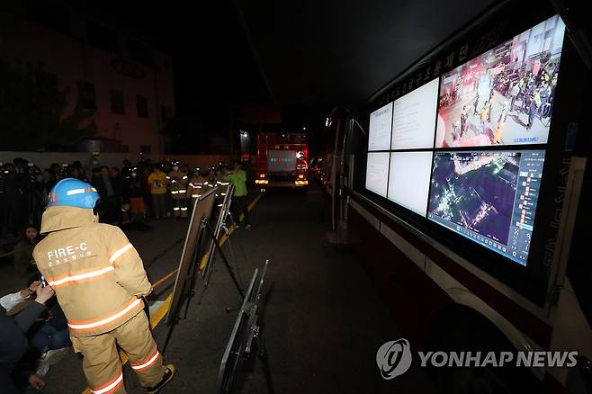 드론을 활용한 실시간 화재 현장 브리핑 자료사진 [촬영 김도훈·재판매 및 DB 금지]