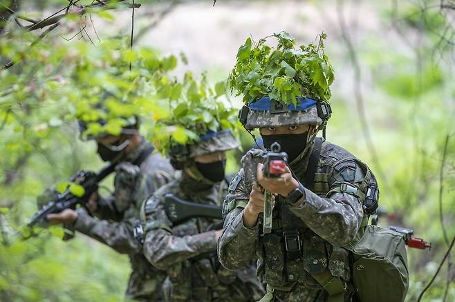 (서울=연합뉴스) 육군은 강원도 인제 육군과학화전투훈련단(KCTC)에서 신임장교를 주축으로 4천여 명 규모의 여단급 '상무전투단'을 꾸려 전문대항군 부대와 교전하는 신임장교 KCTC 훈련을 이달 9일 시작했다고 15일 밝혔다. 사진은 KCTC 훈련에 참가한 신임장교들. [육군 제공. 재판매 및 DB 금지]