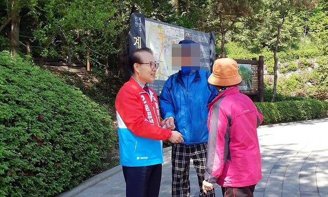 계양산서 등산객 만나는 윤형선 후보 [국민의힘 윤형선 후보 캠프 제공. 재판매 및 DB 금지]