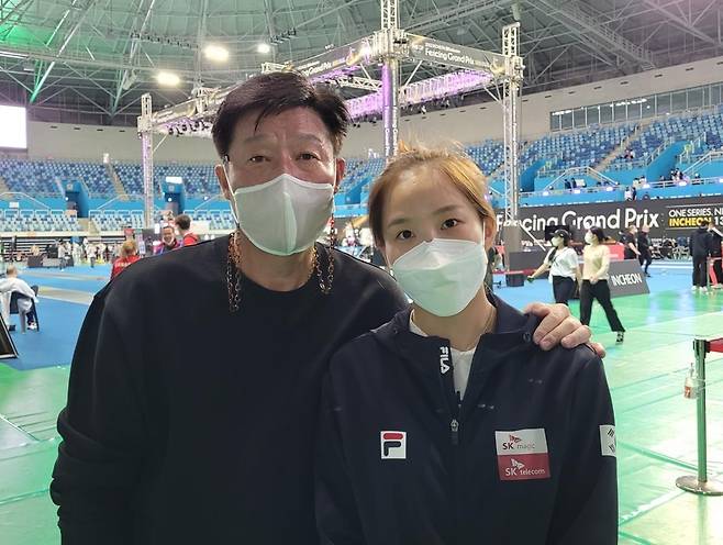 15일 인천 남동체육관에서 열린 그랑프리에 출전한 김기연(오른쪽)과 김영호 회장 [촬영 최송아]