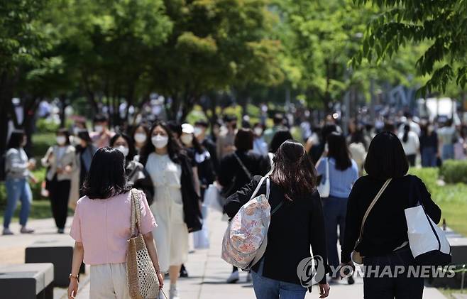 따사로운 햇볕과 봄바람 (서울=연합뉴스) 서대연 수습기자 = 15일 오후 시민들이 봄 날씨를 즐기며 서울 마포구 경의선숲길을 걷고 있다. 2022.5.15 dwise@yna.co.kr