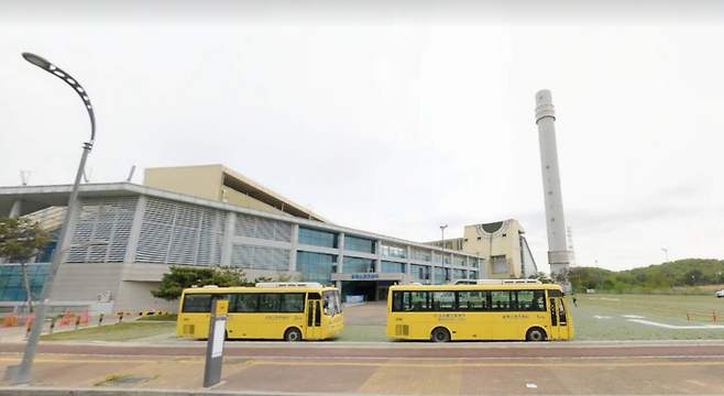 운정 푸르지오 파크라인 부지에서 바라 본 운정스포츠센터와 운정환경관리센터(폐기물처리시설). /사진=카카오맵 화면 캡처.