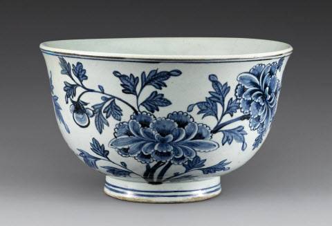 모란무늬로 장식한 도자기(사진=국립춘천박물관).