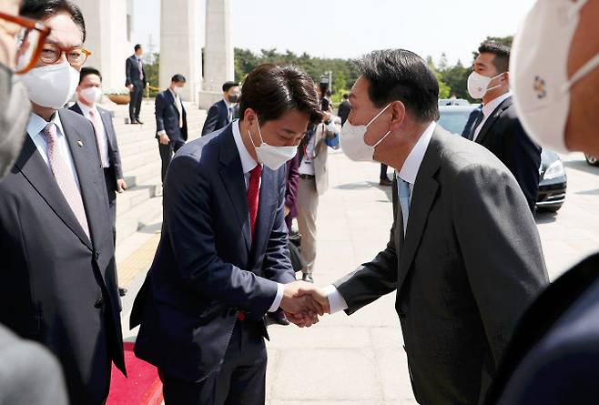 윤석열 대통령이 16일 오전  서울 여의도 국회에서 코로나19로 인해 피해를 본 소상공인·자영업자의 보상을 위한 추가경정예산안의 신속한 처리를 요청하는 시정연설을 마친 뒤  국회를 나서며 국민의힘 이준석 대표와 악수하고 있다.(사진=연합뉴스)