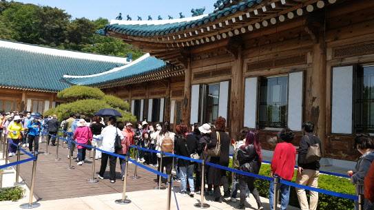 16일 서울 종로구 청와대에서 관람객들이 줄을 서서 관저를 구경하고 있다(사진=이윤정 기자).