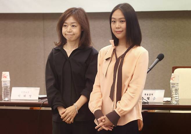 평창대관령음악제의 손열음(오른쪽) 예술감독, 박혜영 운영실장이 16일 서울 중구 한국프레스센터 19층 기자회견장에서 열린 제19회 평창대관령음악제 기자간담회에서 포즈를 취하고 있다. (사진=연합뉴스)