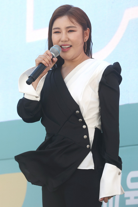 가수 송가인이 15일 오후 서울 중구 청계광장에서 열린 국악교육의 미래를 위한 전 국악인 문화제에서 노래를 부르고 있다. 〈사진=연합뉴스〉