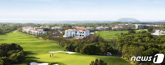 묘산봉관광단지 사업자 제이제이한라가 최근 아난티그룹과 한라그룹(제이제이한라 모회사)이 세운 합작법인에 묘산봉 관광딘자내 골프장과 콘도, 배후부지 등을 처분(매각)하기로 하면서 지난해 제주도에 제출한 '토지와 시설물을 매각하지 않겠다'는 확약서를 파기한 것 아니냐는 논란이 일고 있다. 사진은 묘산봉관광단지내 골프장과 휴양콘도.(세인트포골프클럽 홈페이지 캡쳐 화면)© 뉴스1