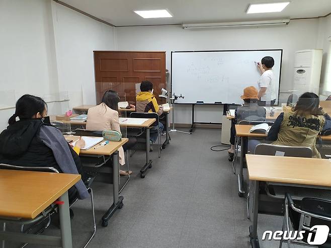 (고창=뉴스1) 박제철 기자 = 전북 고창군가족센터(센터장 대원스님)의 지원으로 지역내 결혼이민자와 어르신 등 모두 10명이 학력인정 검정고시에 합격했다.  검정고시 교육 사진(센터제공)© 뉴스1