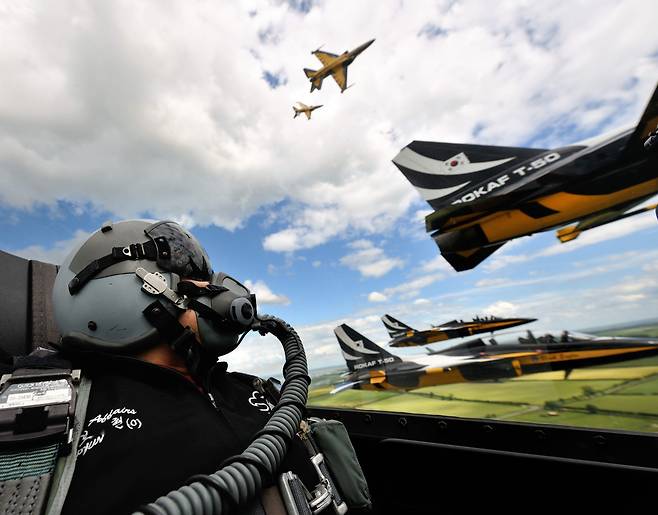 지난 2012년 6월 30일(현지시간), 영국 '와딩턴 에어쇼'에서 비행하고 있는 공군 블랙이글스. (공군 제공)© 뉴스1
