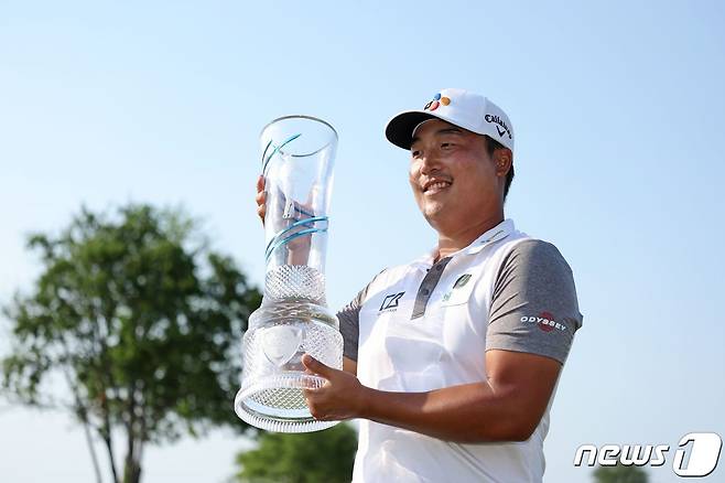 이경훈이 15일(현지시간) 텍사스주 맥키니의 TPC 크레이그 랜치에서 열린 PGA 투어 AT&T 바이런 넬슨서 한국 선수론 PGA 대회 첫 타이틀 방어에 성공하며 2년 연속 우승 트로피를 들고 기뻐하고 있다. © AFP=뉴스1 © News1 우동명 기자