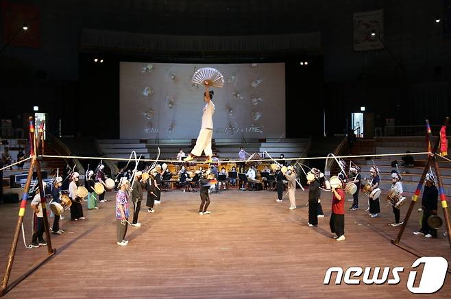 (수원=뉴스1) 진현권 기자 = 경기시나위오케스트라는 오는 20~21일 경기아트센터 대극장에서 2022년 첫 레퍼토리 공연인 ‘장단의 민족 - 바우덕이 트랜스포머’를 선보인다.(경기아트센터 제공)© 뉴스1