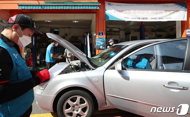 자동차 정비 모습. © News1 DB