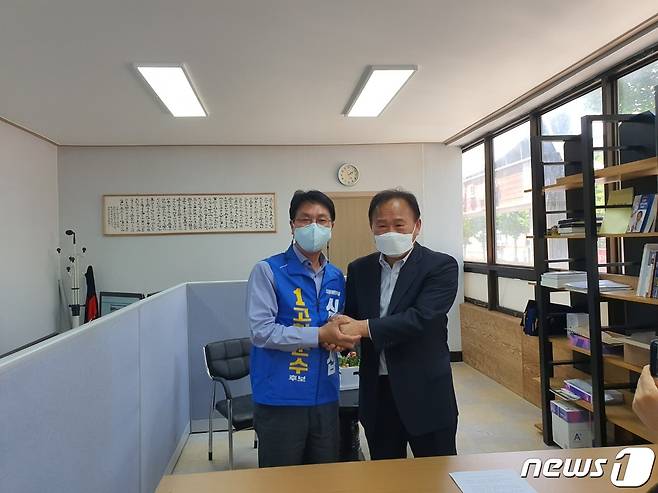 (고창=뉴스1) 박제철 기자 = 더불어민주당 전북 고창군수 예비후보로 활동했던 김만균 더불어민주당 전북도당 환경보전특별위원장(66)이 심덕섭 고창군수 후보의 지지를 선언했다. 심덕섭 고창군수 후보(왼쪽)와 김 전 예비후보가  선거 승리를 위해 손을  맞잡고 있다. © 뉴스1