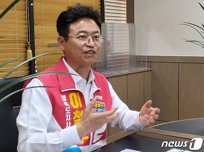 이철우 국민의힘 경북도지사 후보가 16일 대구 수성구 범어동 국민의힘 경북도당에서 지방선거 관련 기자회견을 열고 취재진 질문에 답하고 있다. 2022.5.16/뉴스1 © News1 남승렬 기자