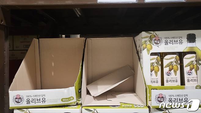 16일 대구의 한 대형마트에 식용유가 진열되어 있다. 2022.5.16/뉴스1 © News1 이성덕 기자