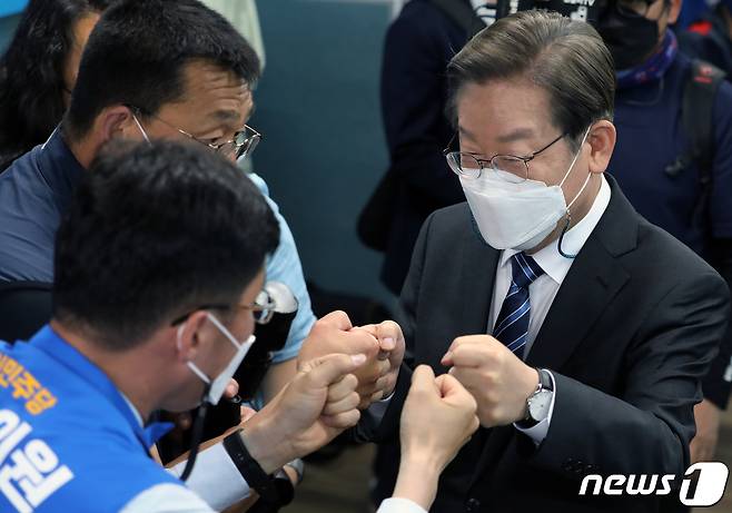 인천 계양을 국회의원 보궐선거에 출마한 더불어민주당 이재명 상임고문이 16일 인천시 미추홀구 박남춘 인천시장 후보 선거사무소에서 열린 '6·1 지방선거 더불어민주당 인천시 통합선거대책위원회 출범식'에서 당원들과 주먹인사를 하고 있다.2022.5.16/뉴스1 © News1 정진욱 기자