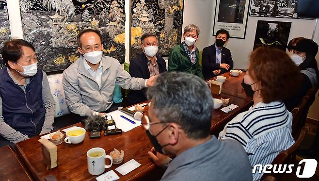 추경호 부총리 겸 기획재정부 장관이 16일 서울 종로구 세종마을 음식문화거리 한 음식점에서 소상공인들과 간담회를 갖고 있다. 2022.5.16/뉴스1