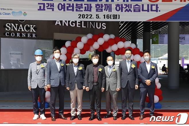 한국도로공사 강원본부가 16일 오전 11시 영동고속도로 '문막휴게소(인천방향)'에서 신축한 휴게소 건물의 개장 행사를 가진 가운데, 이날 참석자들이 기념사진을 촬영하고 있다. (한국도로공사 강원본부 제공) 2022.5.16/뉴스1 신관호 기자.