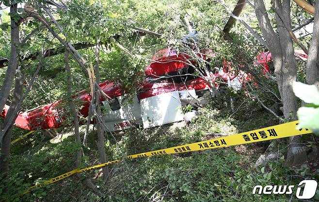 16일 경남 거제시 선자산 부근에 숲길 조성을 하던 시코르스키 헬기 추락해 동체가 파손되어 있다. 2022.5.16/뉴스1 © News1 김영훈 기자